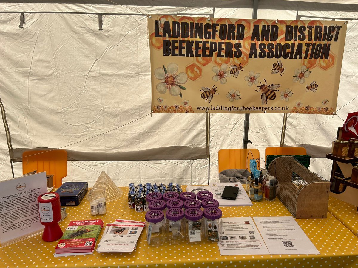 Beekeeperjools's tweet photo. Busy weekend at Great Comp garden show talking hornets and honeybees https://t.co/4Fb202u00o