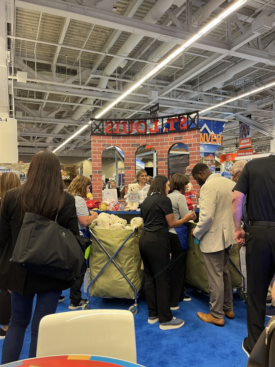 BQAndrews's tweet photo. @explorestlouis is beary friendly!  #asae24 @buildabear is back! #2141 https://t.co/JpuESBoTwZ