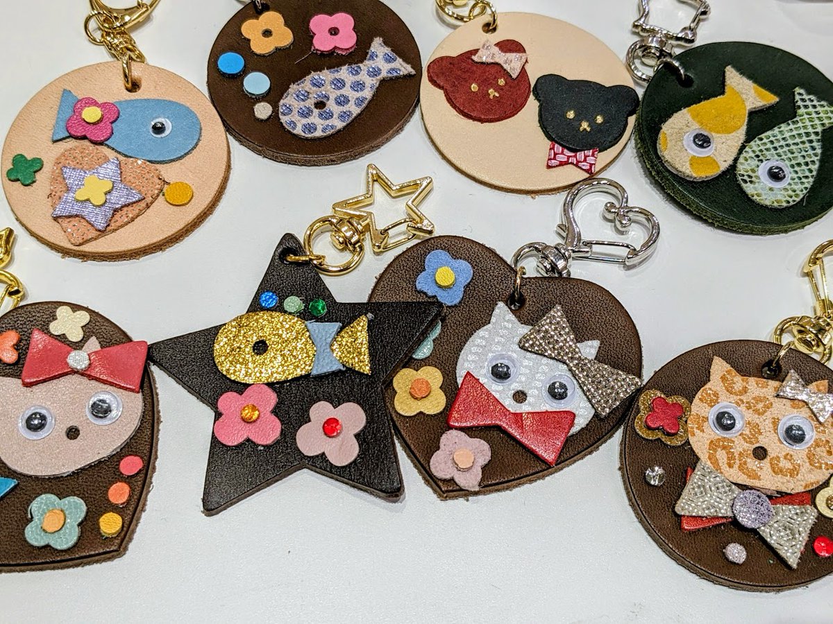 monomachi's tweet photo. 【イベント】
「#TLGFC」

「TOKYO LEATHER GOODS  
FACTORY COLLECTION（TLGFC）」
ポップアップが新宿タカシマヤ2F 
（ハンズ エスカレーター前）で開催中。
#ベルラベル（#高梨）の
レザーキーホルダー ワークショップが人気！
お好きな革シールをデコり放題。
#夏休み自由研究 にもおすすめです。 https://t.co/v8ZGUnWkCs