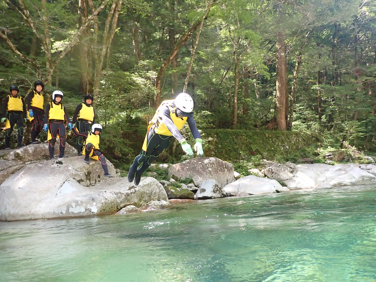 ZX_25R_Kyoto's tweet photo. 初キャニオニング!
少し前まで日本一透明度のある面河(おもご)ブルーとして君臨してただけあって、綺麗すぎる✨
橋からの飛び降りは背中強打で呼吸出来なかったのは内緒ですwww
#goodriver さんありがとうございます(_ _) https://t.co/WzTdCgn6aD