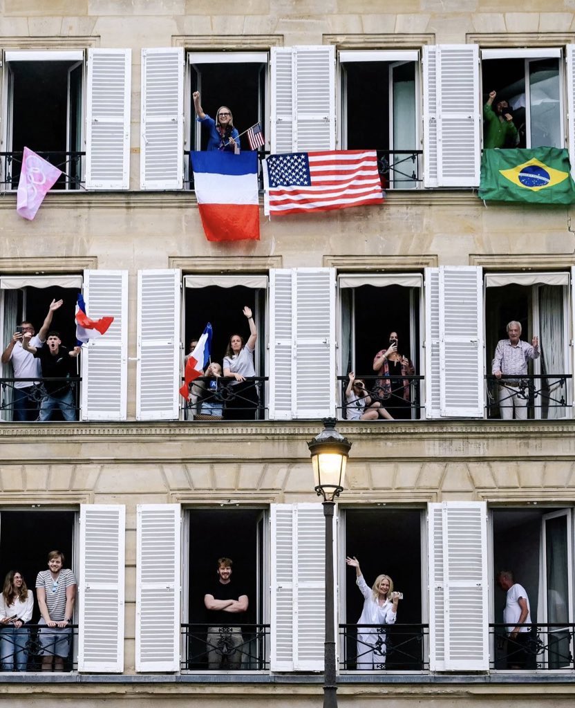 BBuffault's tweet photo. Inoubliables Jeux Olympiques, inoubliables moments qu’ils nous ont permis de vivre. Cette année, ne pas partir en vacances et rester à Paris était un délice, une fête. 
Bravo et merci aux organisateurs, aux athlètes, aux bénévoles, aux forces de l’ordre…et à nous tous ! 🇫🇷 https://t.co/HAmFaTpMpb