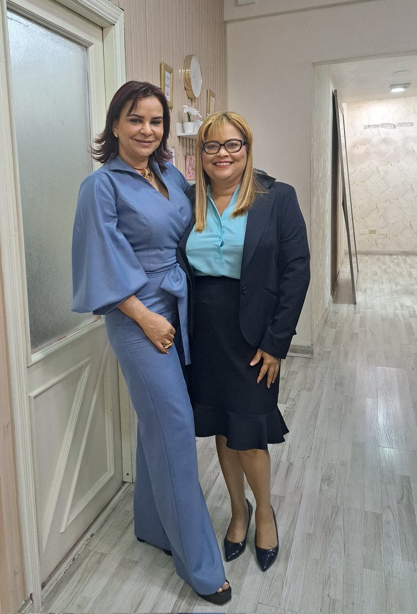 GreyPrezDaz1's tweet photo. Me es de mucha emoción saludar a la diseñadora de modas Melkis Diaz en víspera de nuestra toma de posesión donde la talentosa artista de la tela nos esta dando asistencia. Gracias a @GloriaReyesG por el apoyo y colocarnos en manos de Melkis. https://t.co/hS4QxYRldm