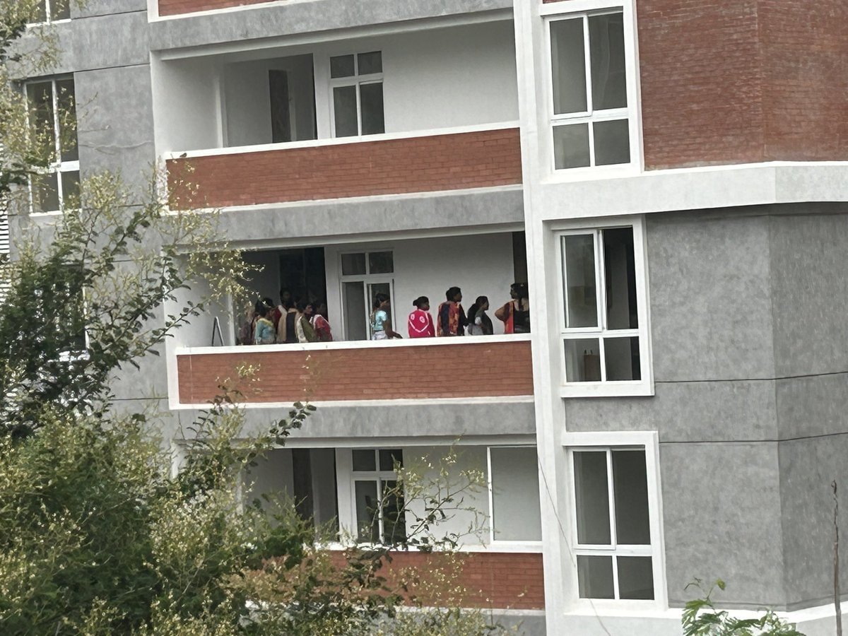 CoreenaSuares2's tweet photo. #Hyderabad-I am told around 20 of them (mostly cross dressers) visited the house during the ceremony. The problem is they don’t accept what ever is in the means of the giver and demand exorbitant. Some groups resort to abuse, violence. There has to be a solution @TelanganaDGP. https://t.co/JKQFvHngDR