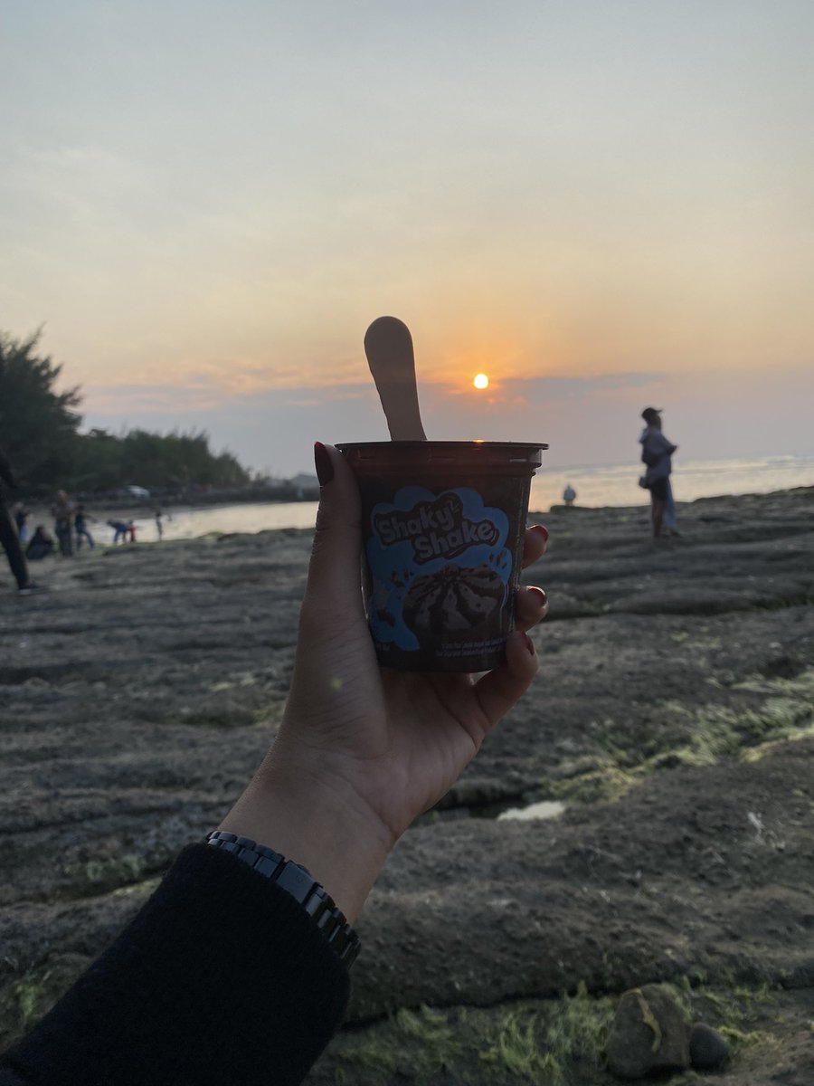 rizza_erlina's tweet photo. membahagiakan diri sendiri meskipun berangkat sendiri.sekarang rasanya bener-bener udah biasa kemana-kemana sendiri yang penting itu buat diri tenang dan bahagia. https://t.co/XeOzLhzPhw