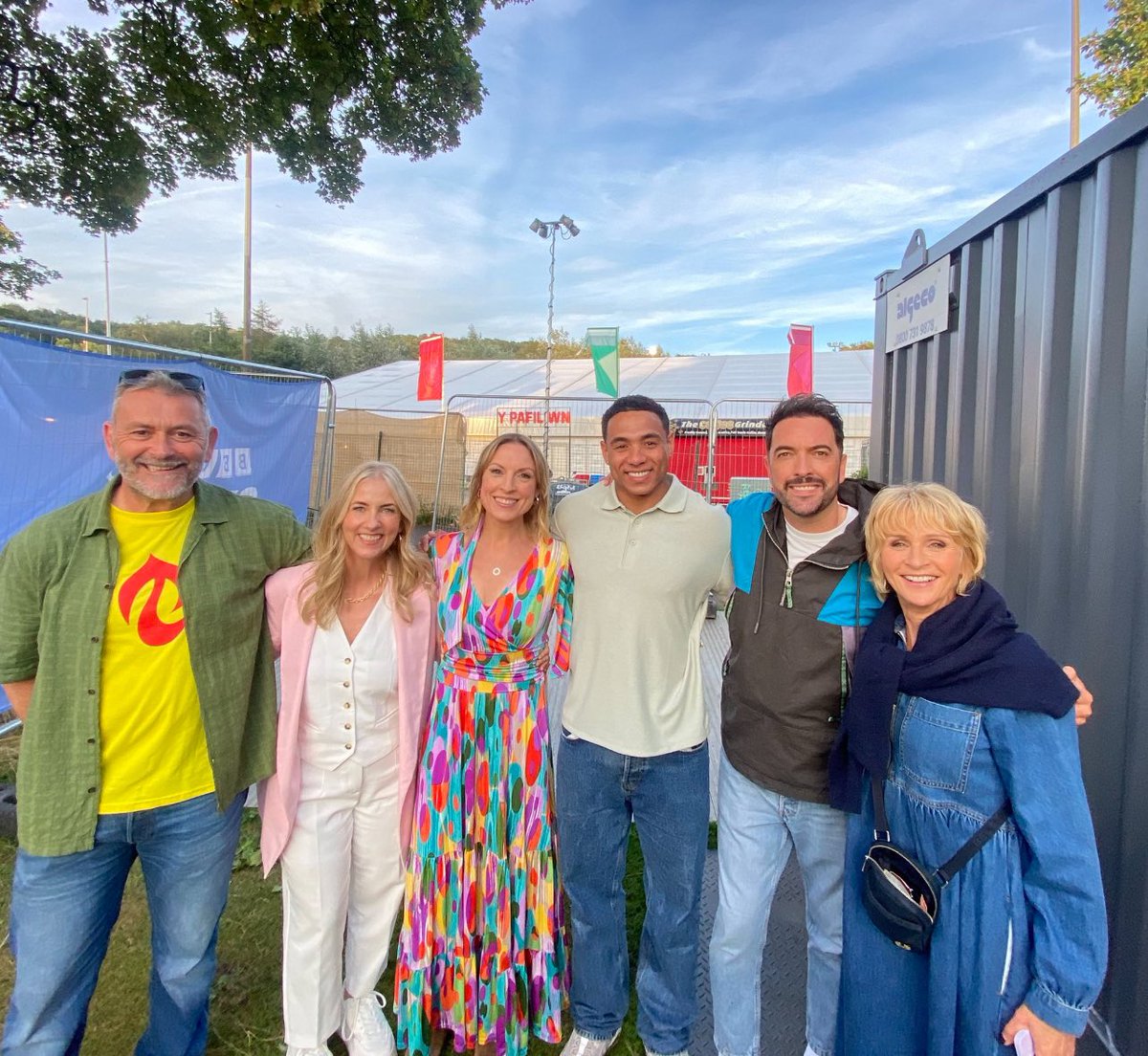 Pwy sy’n teimlo fel clwtyn llestri heddi? AM WYTHNOS yn yr <a href="/eisteddfod/">eisteddfod</a> 
Wedi joio cwrdd a PHAWB - o Andrew y Barf i <a href="/michaelsheen/">michael sheen 💙</a> o’r partion i’r corau. DIOLCH CRIW  <a href="/S4C/">S4C 🏴󠁧󠁢󠁷󠁬󠁳󠁿</a> am eu gwaith diflino a’r tim cyflwyno am eu cefnogaeth enfawr. Top team! ❤️Diolch Ponty 🙏