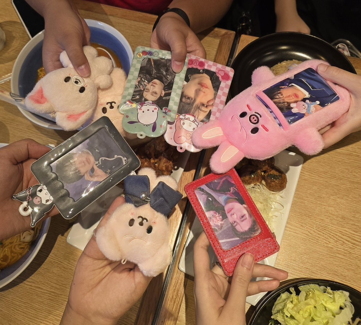 Dream_STL's tweet photo. คาเฟ่ทั้ง2ที่จัดได้น่ารักมากๆเลยย🥳
Stayทุกคนใจดีแล้วก็เป็นมิตรฝุดๆ🤗
ขอบคุณGiveawayทุกๆชิ้นด้วยนะค๊าา😘
ขนมและน้ำก็อร่อยยยย😋
#FlyHighWithChangbin 
#mybestboyJUTDAE

ขอบคุณเด็กๆผู้ร่วมเดินทางด้วยยย
energyล้นกันสุดๆ😆🥰
@meanancutie 
@ptrxsmyj 
@Kpop_THFan https://t.co/EFEeSGdl8i