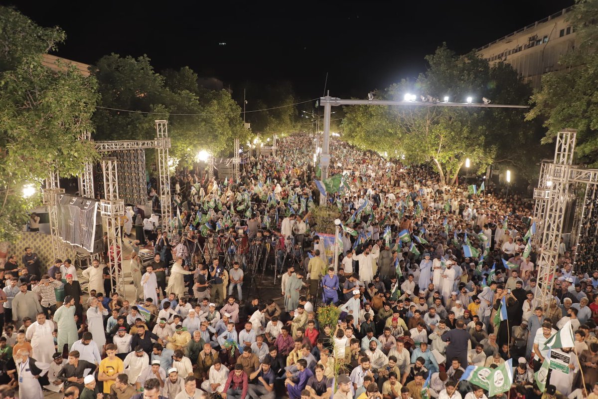JIPOfficial's tweet photo. لاہور - جماعت اسلامی کے زیراہتمام مال روڈ پر وزیراعلی ہاؤس کے سامنے مہنگی بجلی اور ظالمانہ ٹیکسز کے خلاف جلسہ عام میں ہزاروں مردوخواتین اور بچے شریک ہیں۔ امیر جماعت اسلامی پاکستان حافظ نعیم الرحمن کچھ دیر میں خطاب کریں گے

#HafizNaeem_Unstoppable https://t.co/ttvEJtwU0r