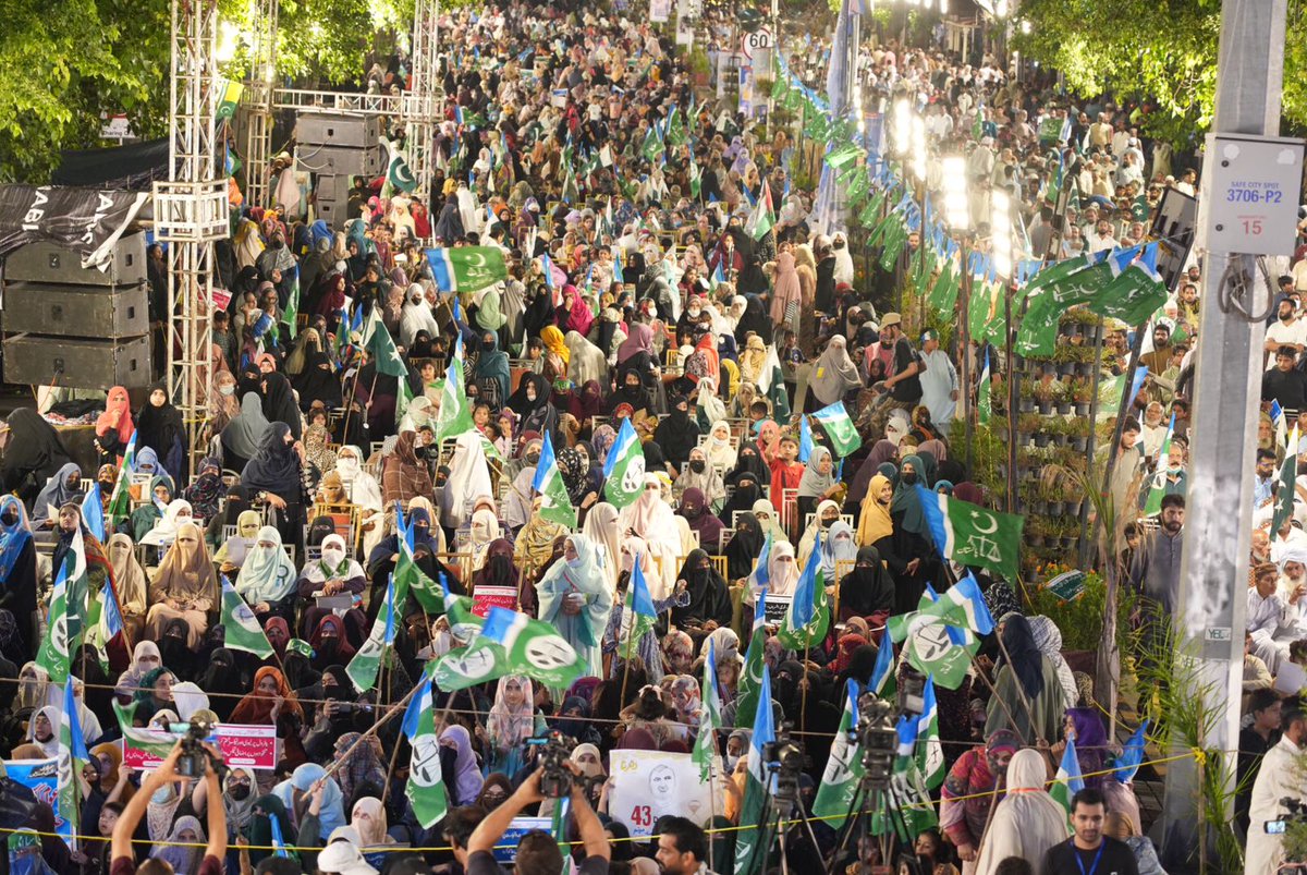 JIPOfficial's tweet photo. لاہور - جماعت اسلامی کے زیراہتمام مال روڈ پر وزیراعلی ہاؤس کے سامنے مہنگی بجلی اور ظالمانہ ٹیکسز کے خلاف جلسہ عام میں ہزاروں مردوخواتین اور بچے شریک ہیں۔ امیر جماعت اسلامی پاکستان حافظ نعیم الرحمن کچھ دیر میں خطاب کریں گے

#HafizNaeem_Unstoppable https://t.co/ttvEJtwU0r