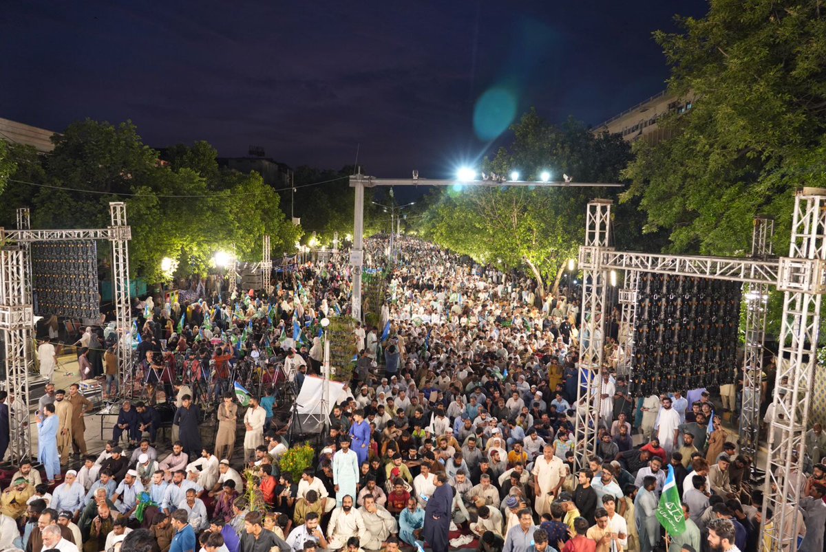 JIPOfficial's tweet photo. لاہور - جماعت اسلامی کے زیراہتمام مال روڈ پر وزیراعلی ہاؤس کے سامنے مہنگی بجلی اور ظالمانہ ٹیکسز کے خلاف جلسہ عام میں ہزاروں مردوخواتین اور بچے شریک ہیں۔ امیر جماعت اسلامی پاکستان حافظ نعیم الرحمن کچھ دیر میں خطاب کریں گے

#HafizNaeem_Unstoppable https://t.co/ttvEJtwU0r