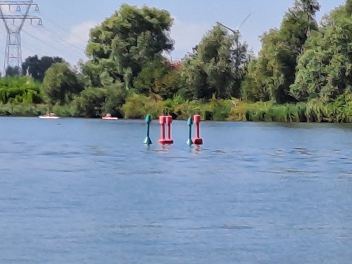 Roalco4's tweet photo. Goedemiddag,

Men heeft met de boeien zitten rommelen achter het eiland De Kluut op het Veluwemeer 
#rijkswaterstaat #veluwemeer https://t.co/MCY9nuFY11