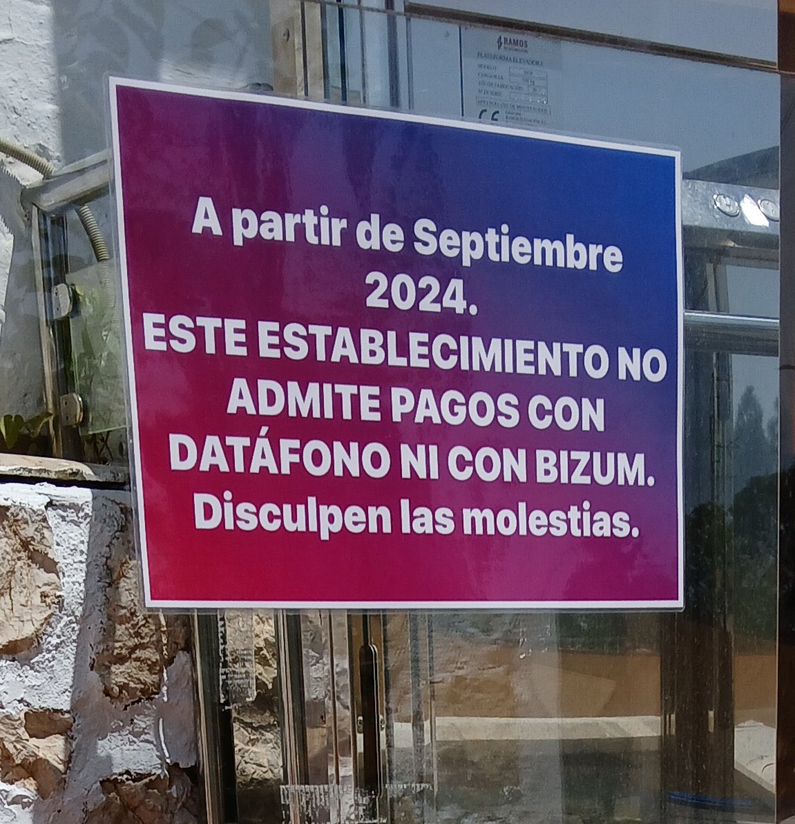AndaluciaSinVOX's tweet photo. Cuando encuentre estos carteles en los comercios significa que yo no compraré ni consumiré , porque quieren el dinero en negro para no declararlo , no pagar impuestos no jode a Sánchez, jode a todos porque  repercute en las pensiones , la sanidad , educación , seguridad , etc.. https://t.co/K8acaL3fsX
