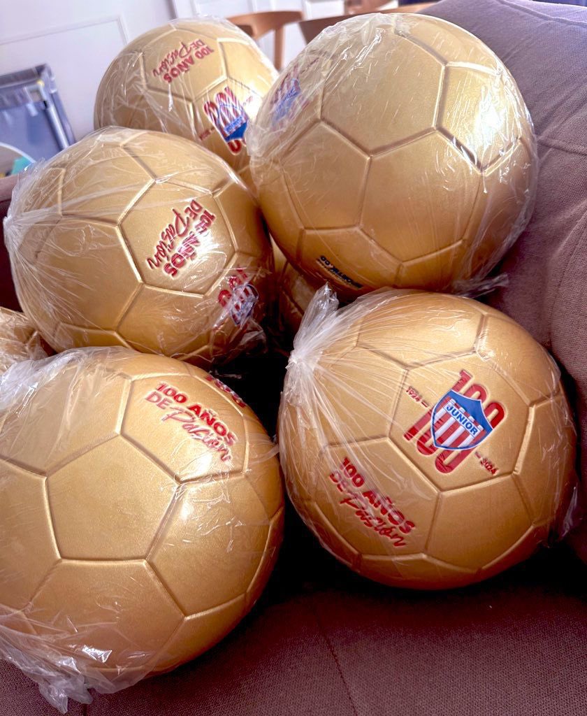 ChrisDaes's tweet photo. Solo para mi gente de @FunTecnoglass y @ESWEnergiaSolar los balones del @JuniorClubSA  Son subsidiados a 50000 pesos pagados a 3 meses $8334 pesos quincenales.  1 por colaborador.   Pilas pues    Pongan las ordenes en recursos humanos. https://t.co/s4LE5BfLaN