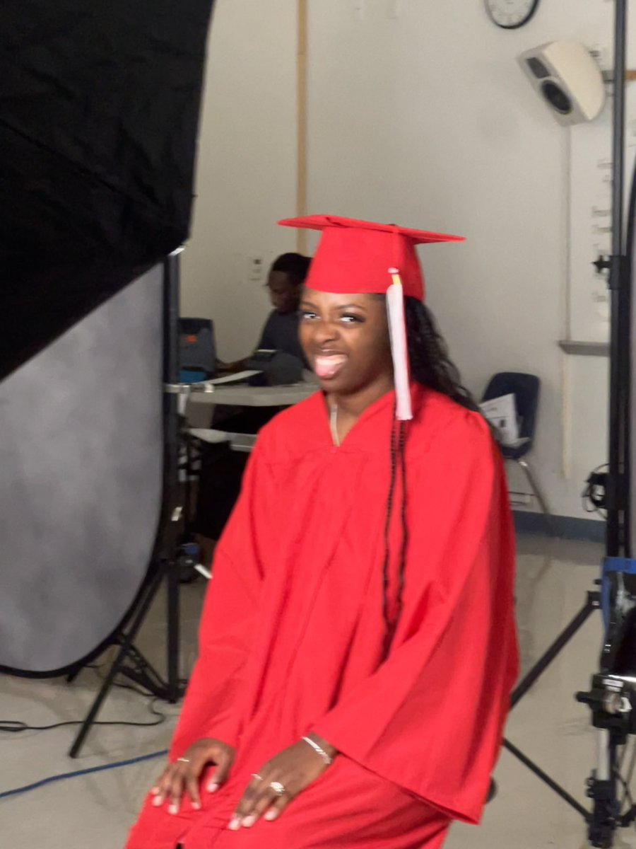 Check out my Senior y’all. 

Nobody told her big head to grow up  but I love her like crazy tho😔🥺🌹❤️ CedarHillSenior #DaddysBigGirl