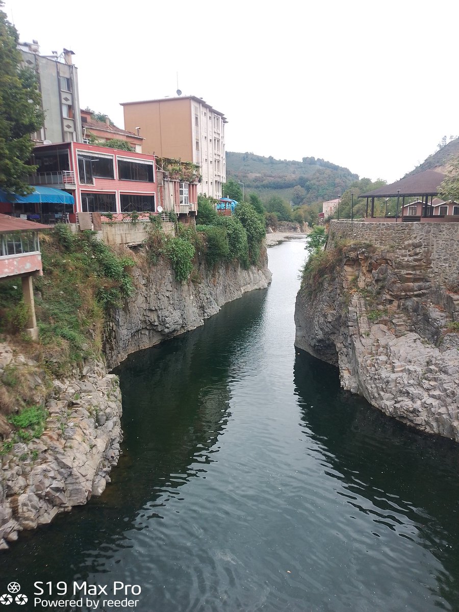 Kaptanı Nuh Olan Tufan'dan 
Âşk_ı Yusuf Olan Zindan'dan
Imân'ı İbrahim Olan Âteş'ten
Sabrı Eyüp Olan Belâ'dân
Asası Musa Olan Firavun'dân !
Rehberi Muhammed
Sallâllahu  Âleyhi Vesellem 
Olan Küffâr'dân
Sığınağı ÂLLÂH CELLE CELÂLUH☝️
Olan Hiç Bir Şeyden Korkmaz
