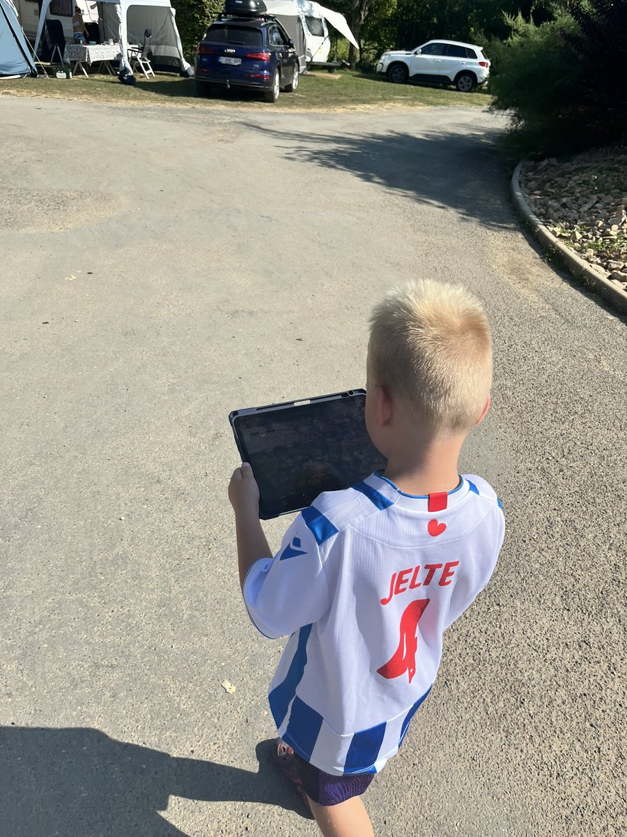 Arjendg's tweet photo. Je bent op de camping in Frankrijk en Heerenveen moet voetballen 🇫🇷 ⚽️ #HEEaja https://t.co/CbqQfzJRyr