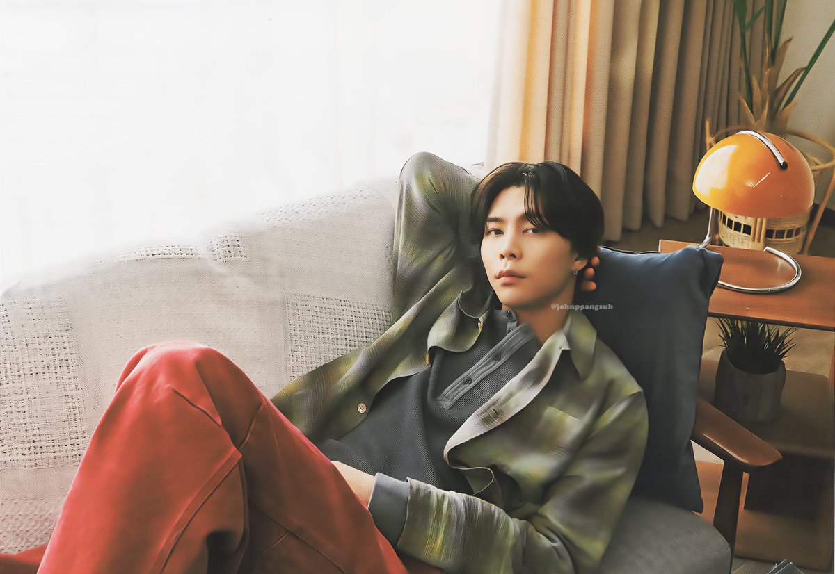 johnppangchive's tweet photo. #NCT127 Japan Official Book Vol.10 #JOHNNY Scan
#엔시티127 일본 오피셜북 (회지) 10호 #쟈니 스캔
 
Talk About JOHNNY'S LIFE
  
Q. 지금 가장 빠져있는 것은?
드라마를 많이 보고 있네요. 최근에는 '눈물의 여왕'을 비롯해 다양한 영화를 봤어요. 편식하지 않고 다양한 장르의 작품을 보고 있어요. 그리고 이제서야 '멜로가 체질'이라는 작품을 봤는데, 깜짝 놀랐어요... 왜 지금까지 보지 않았까! 하고요. 명작이거든요. 제가 본 드라마 중에 TOP 3에 들어갈 것 같아요. 이병헌 감독님 만의 맛이 느껴져요. 작가 이름을 검색해 본 드라마는 처음이었어요.
  
Q. 아침 루틴을 알려주세요.
시원한 물 한 잔 마시고 아침을 먹어요. 아침밥을 먹지 않으면 잠이 안 깨요. 메뉴는 샌드위치나 파니니 같은 가벼운 걸로, 계란이 있으면 오믈렛을 만들기도 해요. 아침 먹고, 양치하고, 세수하고, 하루를 시작합니다. 그게 어렸을 때부터의 습관인 것 같아요. 새벽 4시에 일어나도 매니저에게 일단 밥부터 먹으라고 해요 (웃음)
 
Q. 잠들기 전 루틴은?
웹소설이나 웹툰을 보면서 잠을 잡니다. 랭킹 1위에 올라와있는 작품을 체크하기 때문에, 다양한 장르의 작품을 읽고 있습니다. 지금 읽고 있는 건 타임슬립 소재의 작품입니다.
 
Q. 일상생활에서 빼놓을 수 없는 것은?
스마트폰, 물, 커피 정도? 스마트폰에서 자주 사용하는 것은 웹소설이나 웹툰을 보는 앱. 밤 뿐만 아니라 틈만 나면 열어놓고 있어요. 물은 하루에 3~4리터는 마셔요. 커피도 꽤 많이 마시구요. 목이 건조하다 싶으면 바로 물을 마시고, 커피를 마시면 또 건조해지니까 다시 물을 마시는 반복. 커피는 아이스 아메리카노를 좋아합니다.