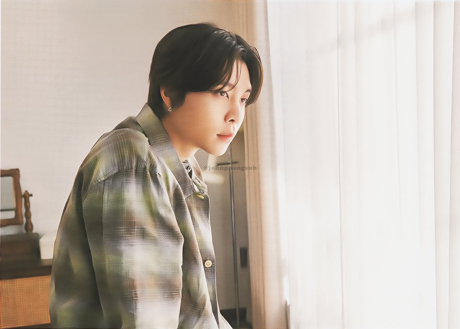 johnppangchive's tweet photo. #NCT127 Japan Official Book Vol.10 #JOHNNY Scan
#엔시티127 일본 오피셜북 (회지) 10호 #쟈니 스캔
 
Talk About JOHNNY'S LIFE
  
Q. 지금 가장 빠져있는 것은?
드라마를 많이 보고 있네요. 최근에는 '눈물의 여왕'을 비롯해 다양한 영화를 봤어요. 편식하지 않고 다양한 장르의 작품을 보고 있어요. 그리고 이제서야 '멜로가 체질'이라는 작품을 봤는데, 깜짝 놀랐어요... 왜 지금까지 보지 않았까! 하고요. 명작이거든요. 제가 본 드라마 중에 TOP 3에 들어갈 것 같아요. 이병헌 감독님 만의 맛이 느껴져요. 작가 이름을 검색해 본 드라마는 처음이었어요.
  
Q. 아침 루틴을 알려주세요.
시원한 물 한 잔 마시고 아침을 먹어요. 아침밥을 먹지 않으면 잠이 안 깨요. 메뉴는 샌드위치나 파니니 같은 가벼운 걸로, 계란이 있으면 오믈렛을 만들기도 해요. 아침 먹고, 양치하고, 세수하고, 하루를 시작합니다. 그게 어렸을 때부터의 습관인 것 같아요. 새벽 4시에 일어나도 매니저에게 일단 밥부터 먹으라고 해요 (웃음)
 
Q. 잠들기 전 루틴은?
웹소설이나 웹툰을 보면서 잠을 잡니다. 랭킹 1위에 올라와있는 작품을 체크하기 때문에, 다양한 장르의 작품을 읽고 있습니다. 지금 읽고 있는 건 타임슬립 소재의 작품입니다.
 
Q. 일상생활에서 빼놓을 수 없는 것은?
스마트폰, 물, 커피 정도? 스마트폰에서 자주 사용하는 것은 웹소설이나 웹툰을 보는 앱. 밤 뿐만 아니라 틈만 나면 열어놓고 있어요. 물은 하루에 3~4리터는 마셔요. 커피도 꽤 많이 마시구요. 목이 건조하다 싶으면 바로 물을 마시고, 커피를 마시면 또 건조해지니까 다시 물을 마시는 반복. 커피는 아이스 아메리카노를 좋아합니다.