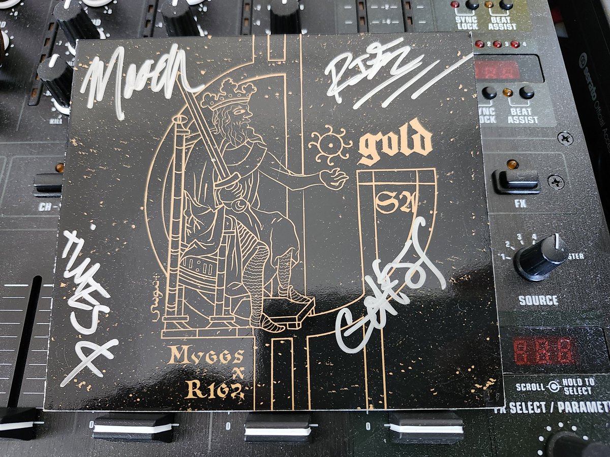 jubei208's tweet photo. IN 2022 I BROUGHT THIS @DaClothRigs & @DJ_Muggs ALBUM "#GOLD" (DELUXE GOLD FLAKE EDITION) WITH ME TO @topshelfpremium "SUPPLY & DEMAND" EVENT
#RIGZ @DaclothM @Chalkgates & #TIMESCHANGE SIGNED IT!!!
#DACLOTH
#DJMUGGS
#ALBUM
#AUTOGRAPHED
#ROBGATES
#MOOCH
#ROCHESTER
#WIKIHHDG https://t.co/T9iaIjskXE