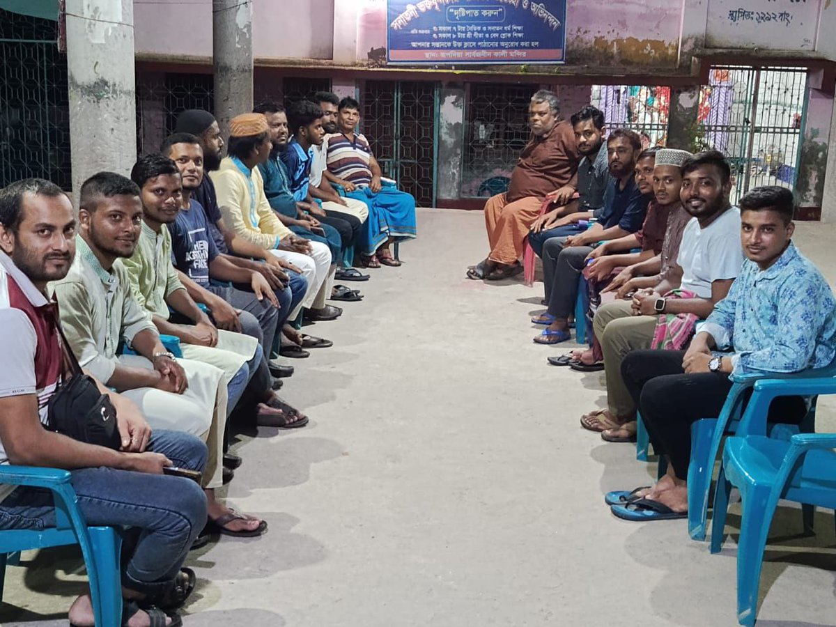 info_shibir's tweet image. In #Jessore , the Islami Chhatrashibir's Jessore Dist. branch is guarding the Sri Sri Durga Temple. Similarly, Chhatrashibir is working across the country to protect places of worship belonging to other religions and minority communities. 

 #HindusAreSafeInBangladesh #Shibir