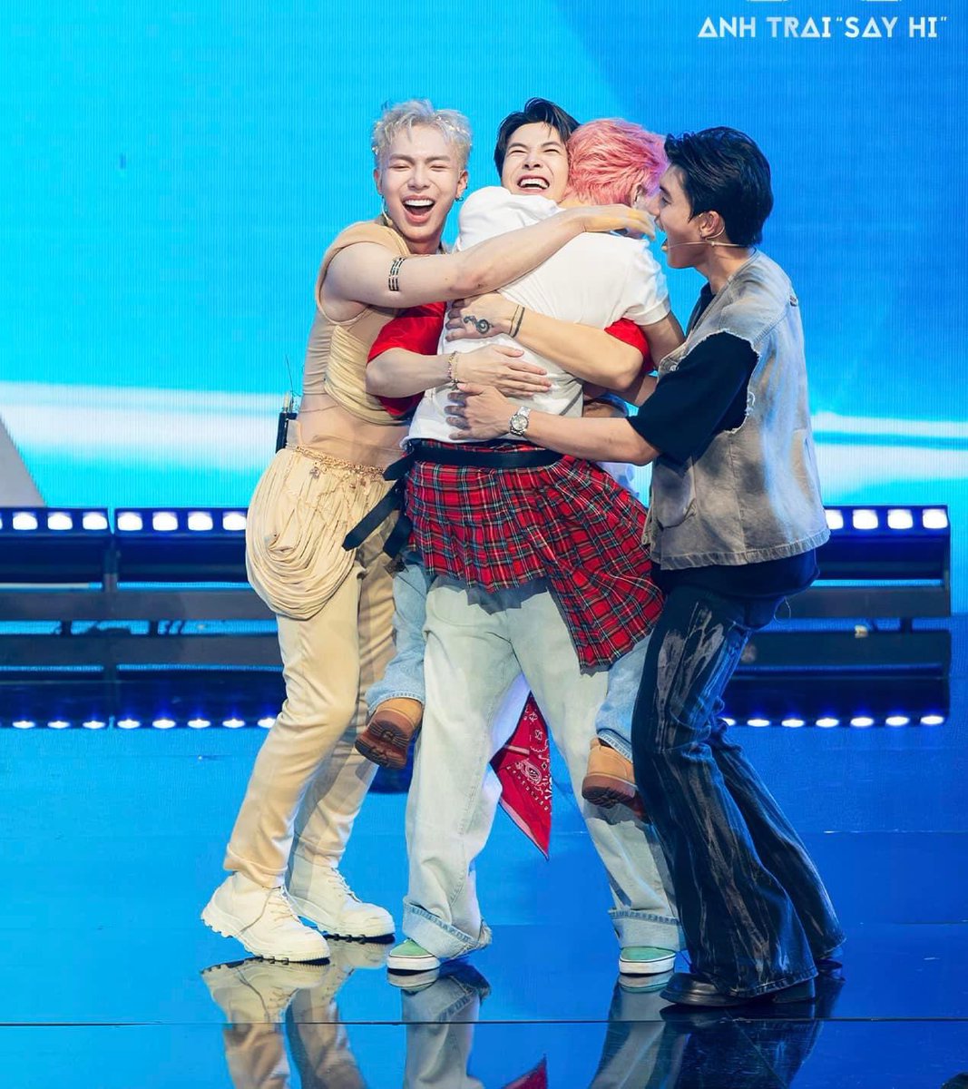 Không còn từ nào diễn tả cho cảm xúc vỡ oà này cùng anh em Ngáo Ngơ.
Yêu anh Atus, yêu bạn Erik, yêu HIEUTHUHAI rất nhiềuuuu. Chúng mình làm được rồiiii 💕💕💕

#JSOL #ATSH #AnhTraiSayHi #NgaoNgo #DreamS <a href="/DreamS_Vietnam/">DreamS Entertainment</a>