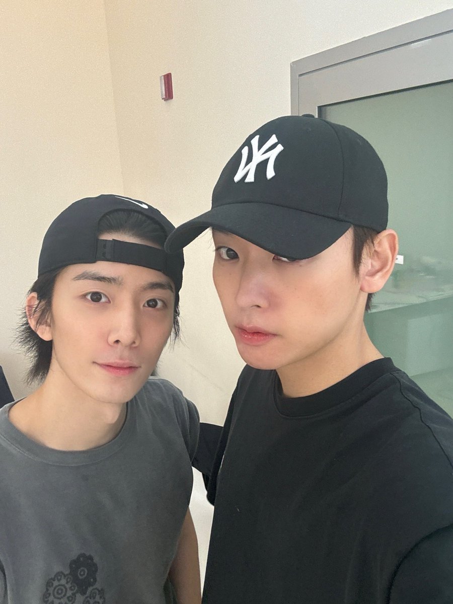 SF9official's tweet photo. 내가 키우는 고양이😼
#SF9 #INSEONG #HWIYOUNG #균이와나 https://t.co/E956nCvhMy
