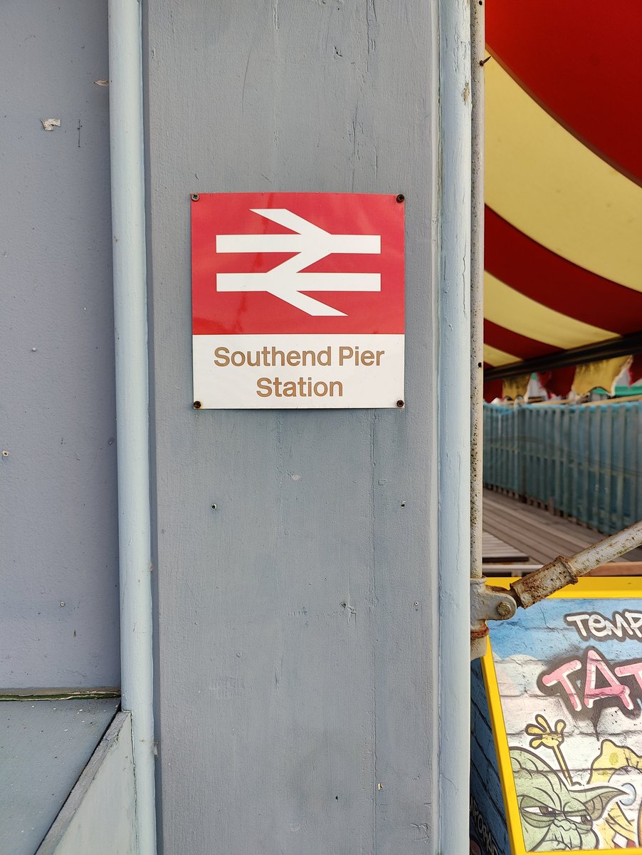 pubtransportadv's tweet image. When you are in Southend you have to ride on the #southendpier Railway.  The new trains even have a freight coach.  Surprised not more than one train in action though on what must be one their busiest weekends.  Also I recommend checking out the free Pier Museum, friendly staff
