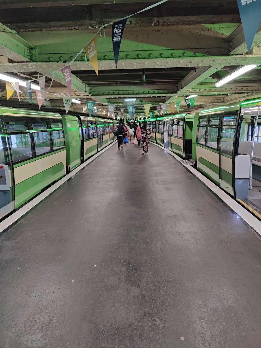 pubtransportadv's tweet image. When you are in Southend you have to ride on the #southendpier Railway.  The new trains even have a freight coach.  Surprised not more than one train in action though on what must be one their busiest weekends.  Also I recommend checking out the free Pier Museum, friendly staff
