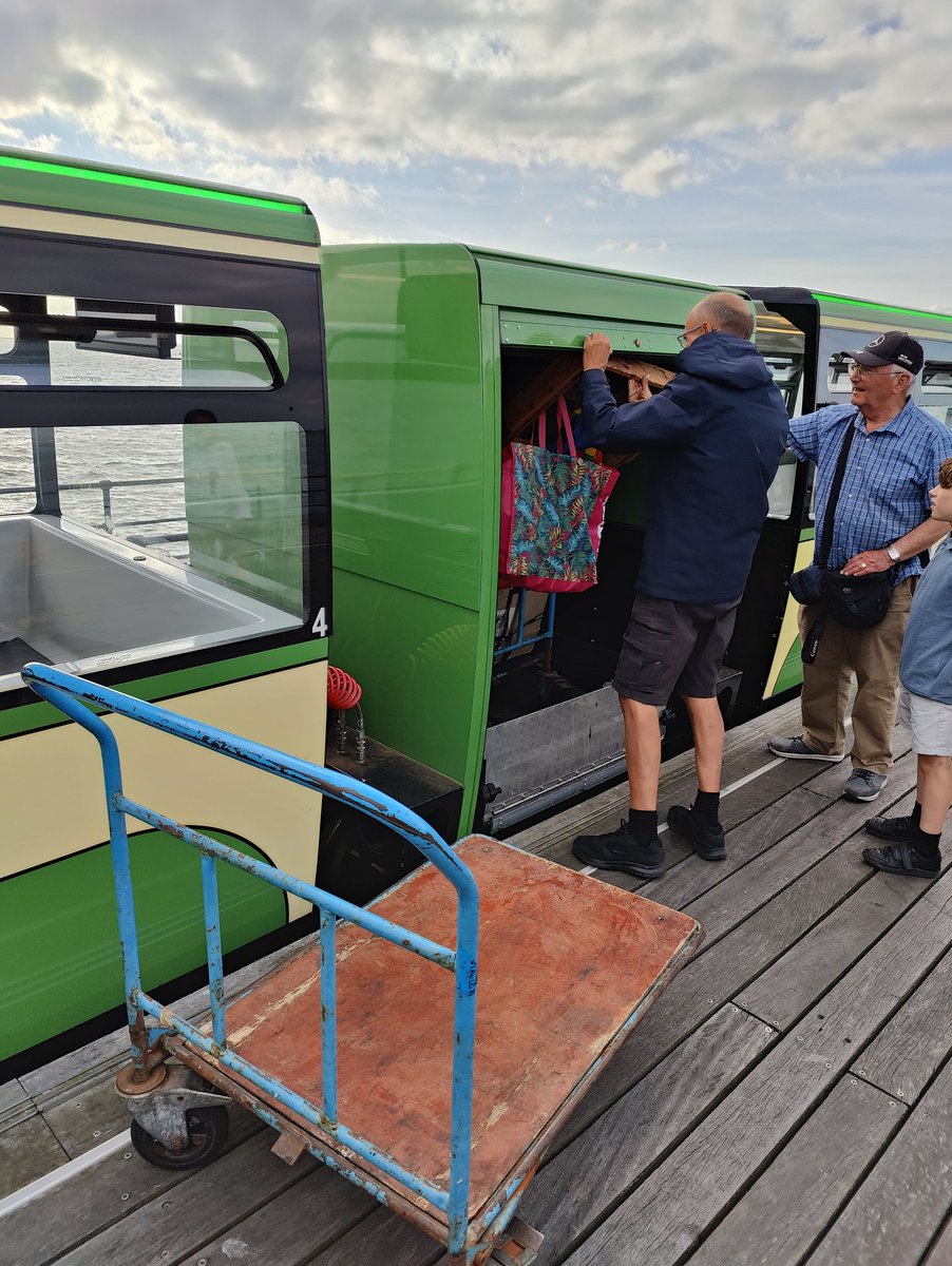 pubtransportadv's tweet image. When you are in Southend you have to ride on the #southendpier Railway.  The new trains even have a freight coach.  Surprised not more than one train in action though on what must be one their busiest weekends.  Also I recommend checking out the free Pier Museum, friendly staff