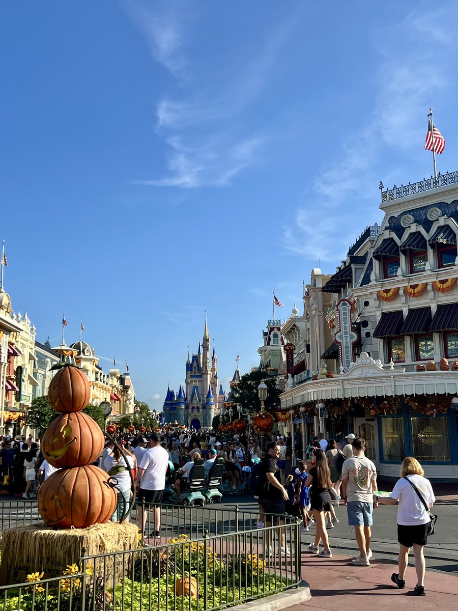 UCCA2023's tweet photo. 初Walt Disney World❣️
#WaltDisneyWorld #MagicKingdom #TyphoonLagoon #EPCOT #Tron https://t.co/W4oVuvNpE7