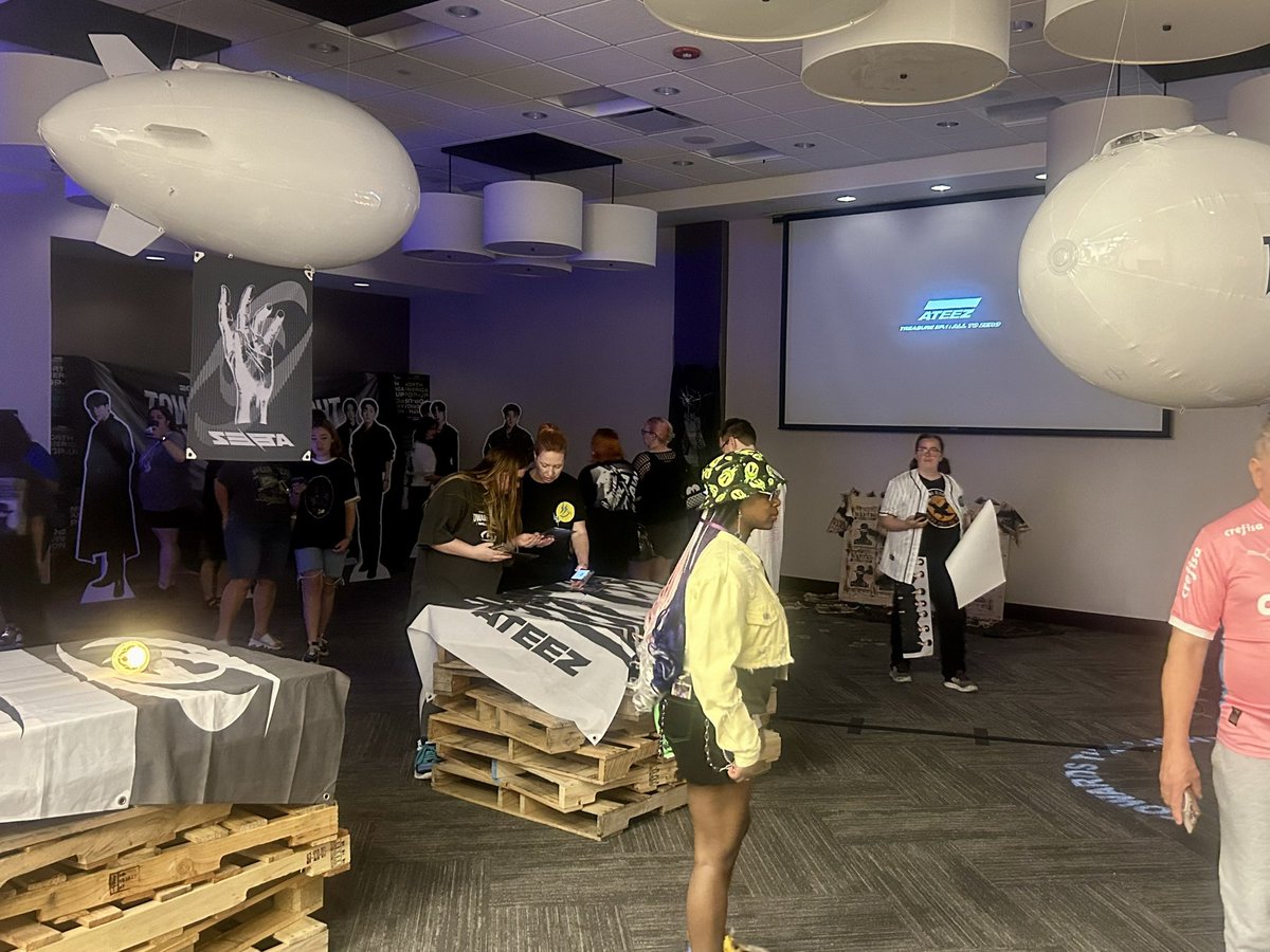 kpopstorecokr1's tweet photo. #ATEEZ [TOWARDS THE LIGHT : WILL TO POWER]

🇺🇸 ROSEMONT POP-UP 🇺🇸

Day 5️⃣ OPEN ❤️‍🔥❤️‍🔥❤️‍🔥

Today is the last day of the ATEEZ POP-UP😭
Let's enjoy the last day together!

#ATEEZWORLDTOUR2024
#ATEEZinRosemont #ATEEZ
#KPOPSTORE #BEATRO https://t.co/pG0SNiu6tb