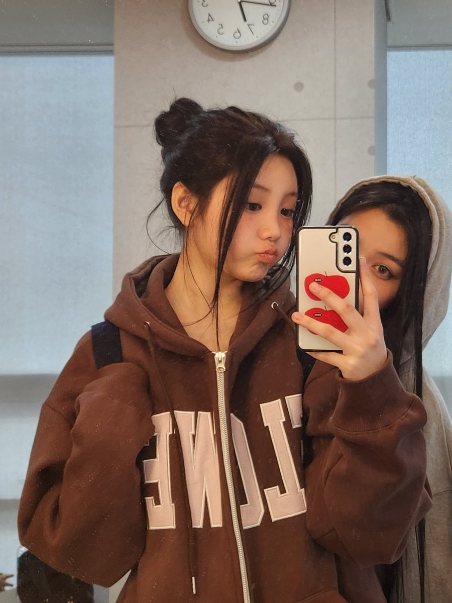 2loveya's tweet photo. 240407 원희 위버스 포스트 착용 옷 정보
#WONHEE #illit #원희 #아일릿

해비즘 FLOWER ZIP UP HOOD (BROWN)
( 손민수 후기는 댓글 )

https://t.co/NurUNBJIIo https://t.co/4w4mn9dG6g