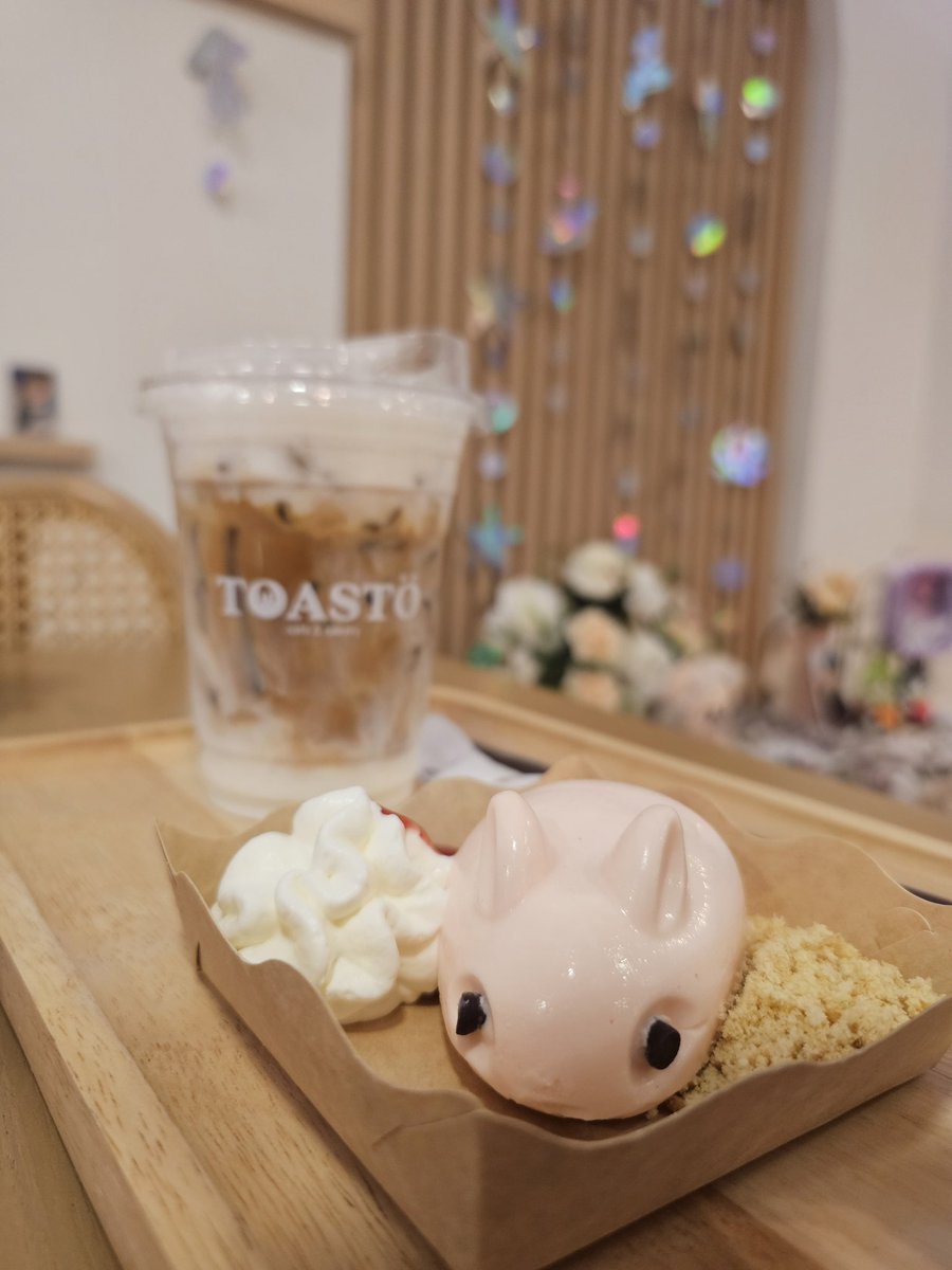 เป็นอีกหนึ่งวันที่มีความสุขมาก 😍✨️
คาเฟ่น่ารัก งานก็น่ารัก ขนมกระต่ายอร่อยละมุนมาก ขอบคุณสำหรับ กอว. น่ารักๆ ทุกชิ้นนะคะ 🫶🩷

#FlyHighWithChangbin