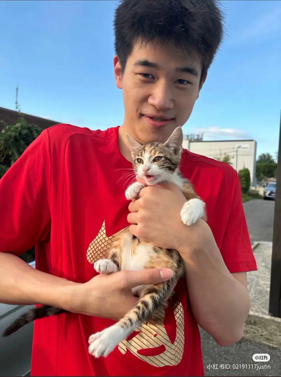 zhiyiilyy's tweet photo. a soft-hearted boy who is eventually an animal lover. just casually breaking world record and 2x gold medalist in his olympic debut. this is peak pan zhanle's core. https://t.co/WhsbVubH8D