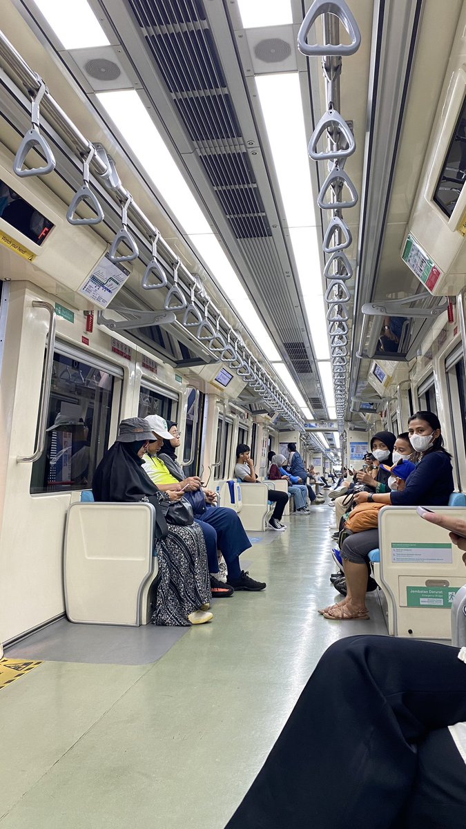 nraafifa's tweet photo. —strolling around with lrt🚈‼️ https://t.co/gUUBo7Tqu2
