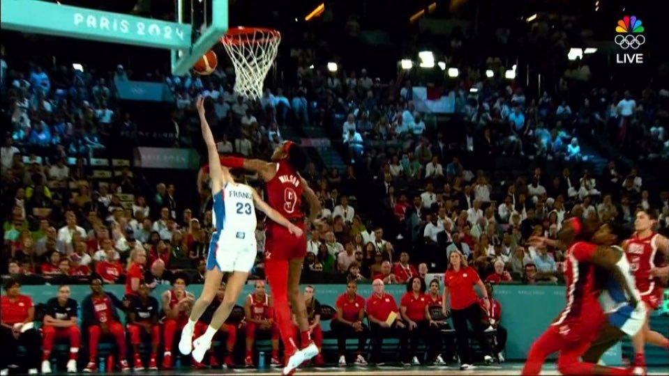 Linkin_049's tweet photo. Rageant comme cette action qui se finit par un 3 pts adverse... Bravo les filles https://t.co/u1lztki88E