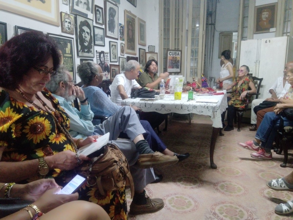 En el dia de ayer tuve el honor de participar en #Cuba en la exposición  del libro de Reflexiones al pie del Kremlin de peruano y revolucionario Jhon Ochoa, encuentro muy fructífero y exposición excelente. Gracias por estar en Cuba

#PorLaUnidadComunista