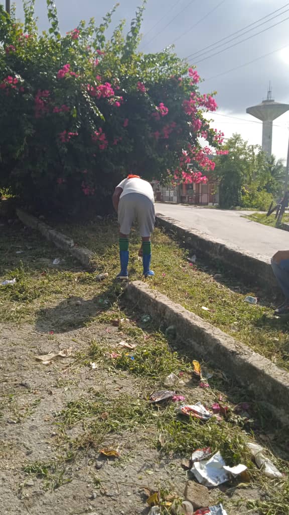 irena2418655300's tweet photo. Los trabajadores de la UBIA en casablanca inician el domingo #EnModoVictoria. Con la transformación del entorno, limpieza e higienización. #UnidosXCuba https://t.co/c7h3y9lbsf