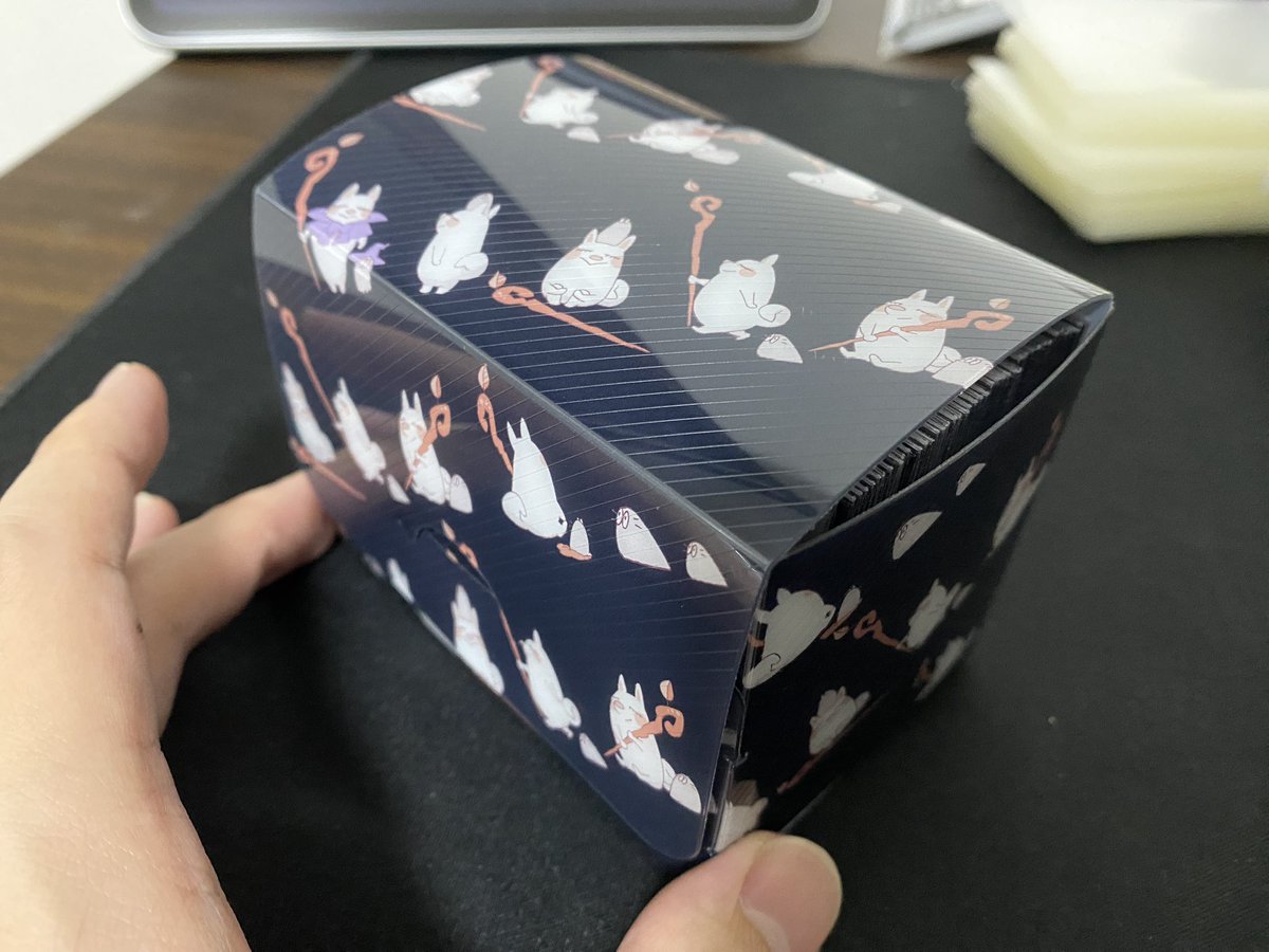 Hen_zutsu_P's tweet photo. AAオフで買ったoneandさんのデッキケース、公式のよりも大きめだからエクストラも一緒に入れても余裕あるのかなりいい！
マスコットキャラクターも可愛いし、もう何個か買えばよかった。

#AAオフ
#oneand
#TCGbar_Oneand https://t.co/FRi8iWehkq