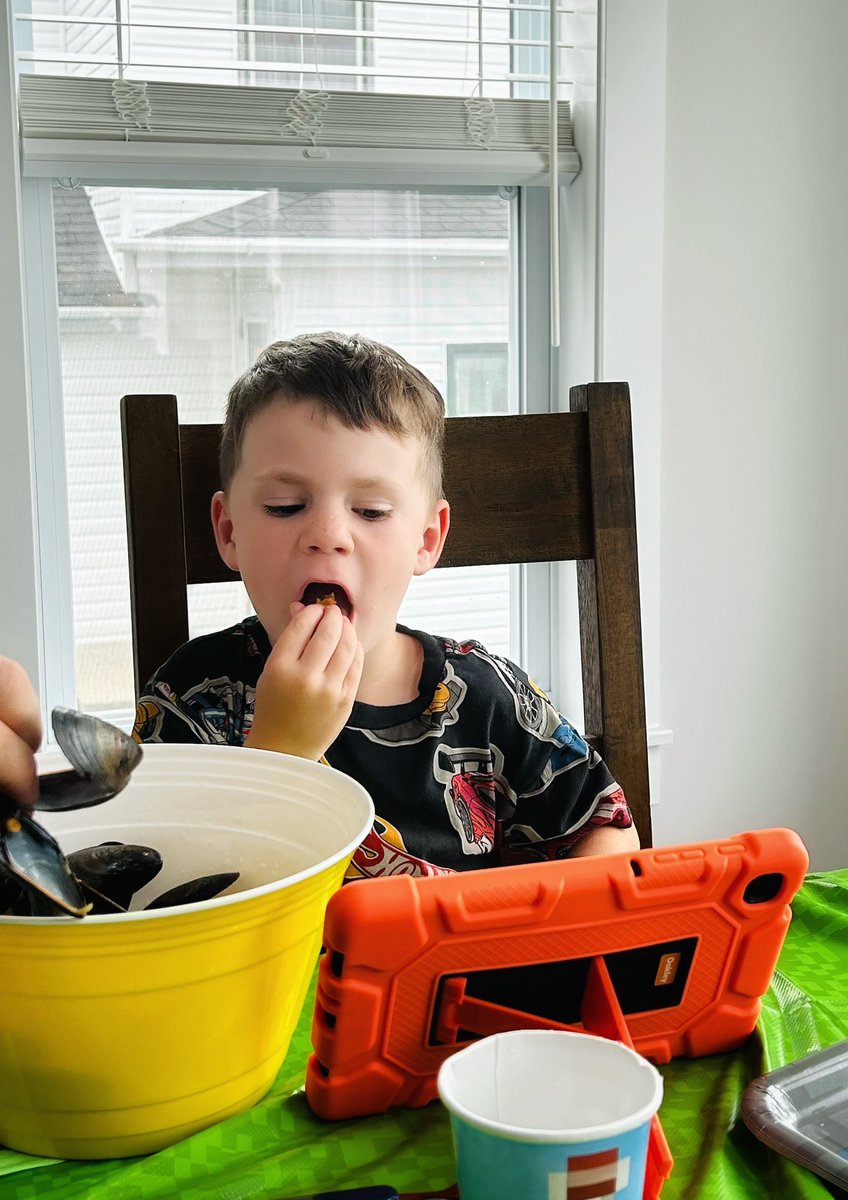 bish_steph's tweet image. When your 6 year old requests a feed of mussels for his birthday lunch…  🤦🏻‍♀️😆🎈
#newfoundlander
