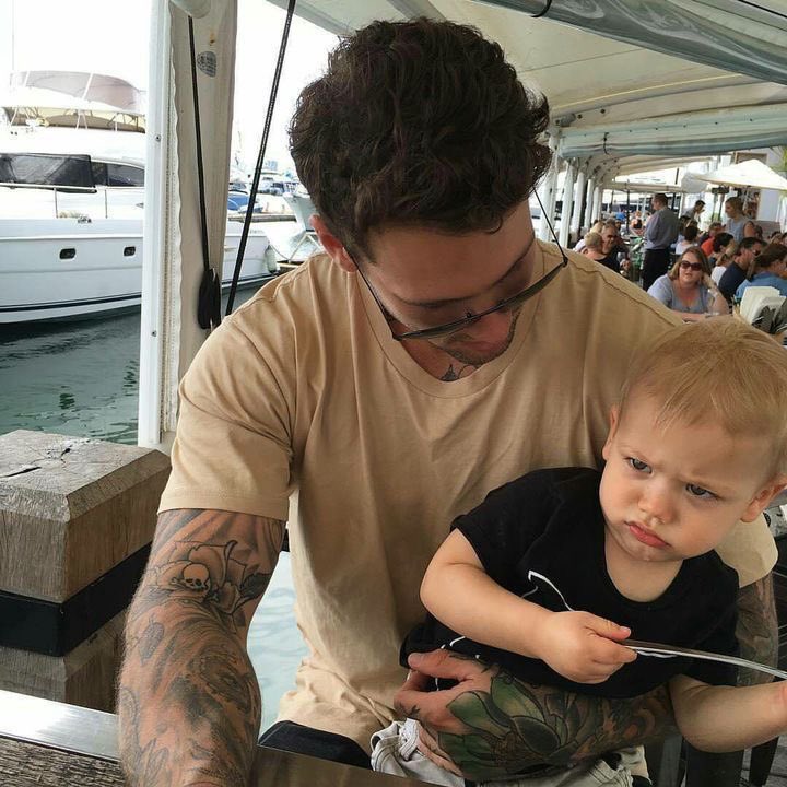 lizzewinter's tweet image. Feliz dia dos pais pra esse cara aqui que conseguiu colocar três bebês em mim e ainda me deixar com vontade de ter mais. Você é o melhor do mundo, amor, e nossos filhos (humanos e peludo) tem muita sorte em ter você. Obrigada por ser esse papai maravilhoso! Amo você!❤️