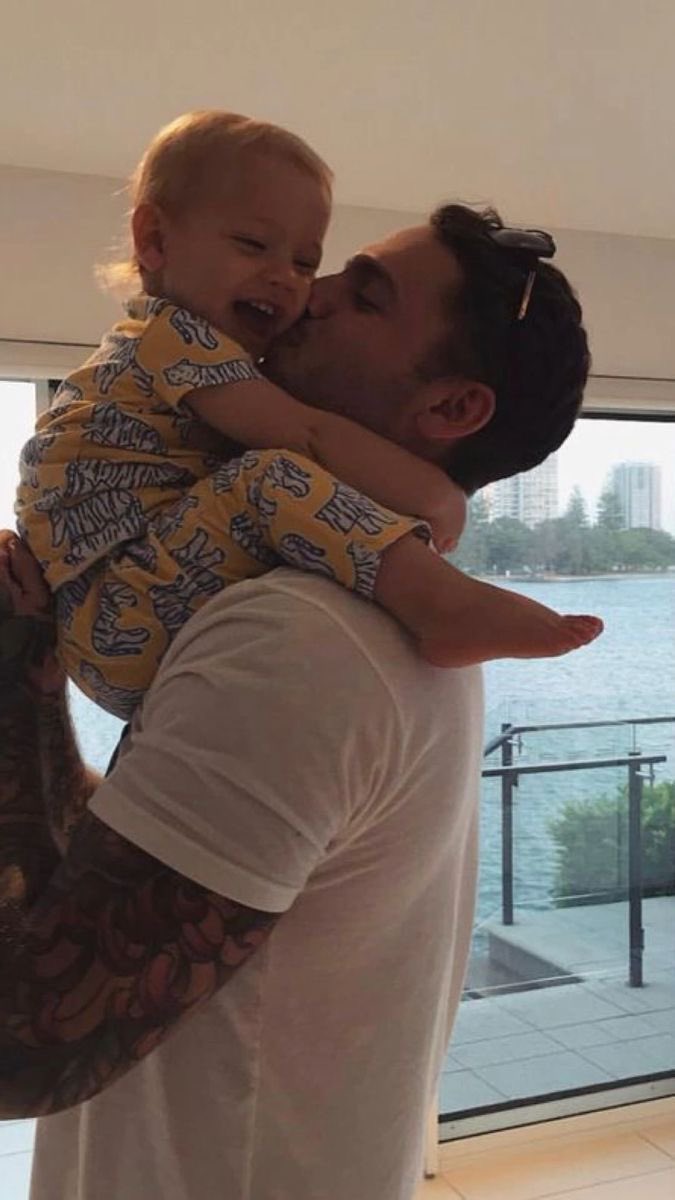 lizzewinter's tweet image. Feliz dia dos pais pra esse cara aqui que conseguiu colocar três bebês em mim e ainda me deixar com vontade de ter mais. Você é o melhor do mundo, amor, e nossos filhos (humanos e peludo) tem muita sorte em ter você. Obrigada por ser esse papai maravilhoso! Amo você!❤️