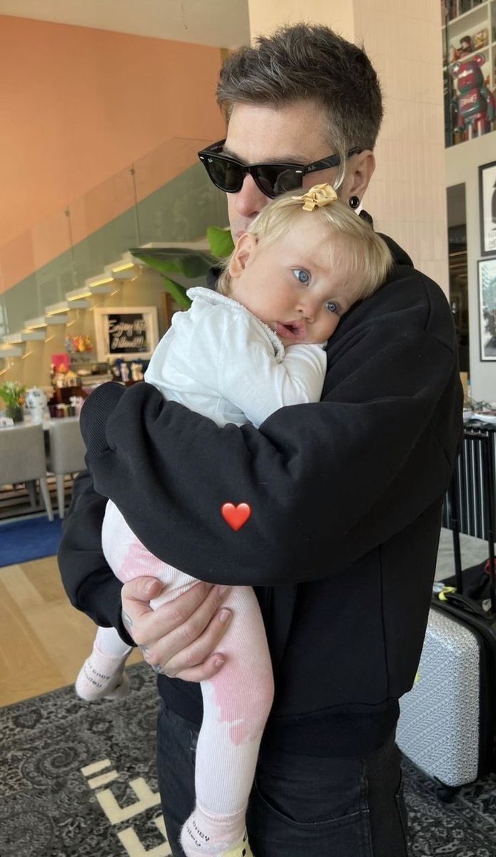 lizzewinter's tweet image. Feliz dia dos pais pra esse cara aqui que conseguiu colocar três bebês em mim e ainda me deixar com vontade de ter mais. Você é o melhor do mundo, amor, e nossos filhos (humanos e peludo) tem muita sorte em ter você. Obrigada por ser esse papai maravilhoso! Amo você!❤️