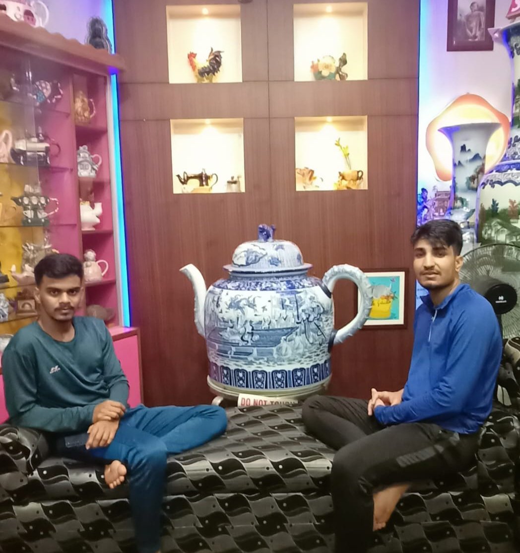 Sunil and his friends visiting La Gravitea, a #DeafCafe at #Jamshedpur and posing with the world's largest #TeaPot on Aug 11, 2024.

#ChaiLover
#OrganicFood
#Kombucha 
#HealthyFood 
#DeafCommunity