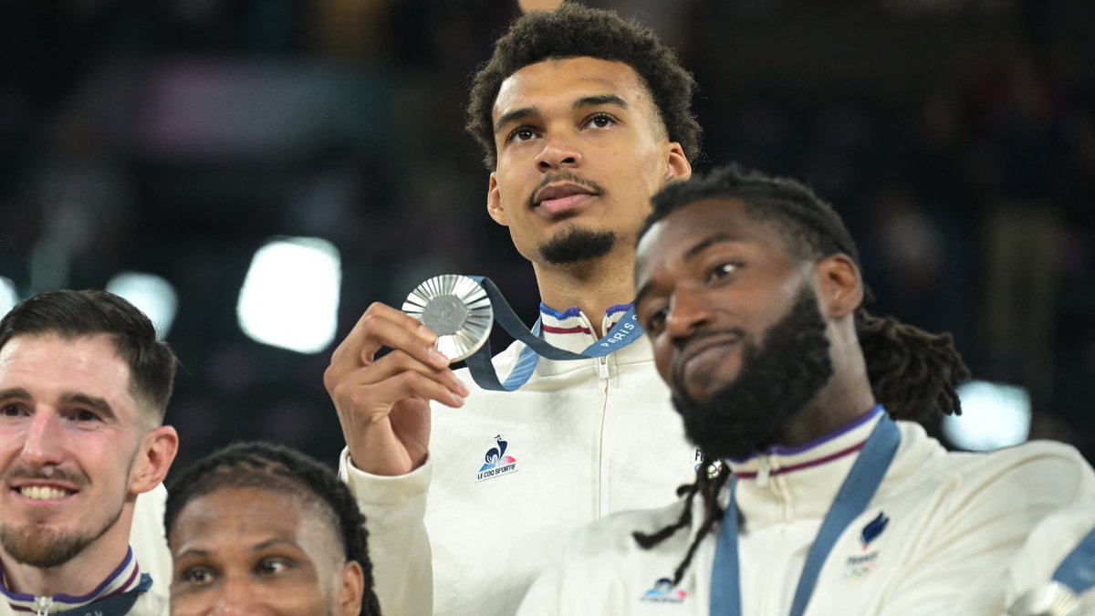 cxoxoly's tweet photo. Elles sont stylées les médailles d’or au #JO2024 même si on peut confondre avec de l’argent non ? https://t.co/X0rx3vKTzF
