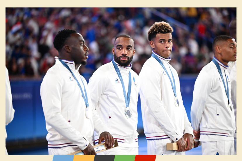 cxoxoly's tweet photo. Elles sont stylées les médailles d’or au #JO2024 même si on peut confondre avec de l’argent non ? https://t.co/X0rx3vKTzF