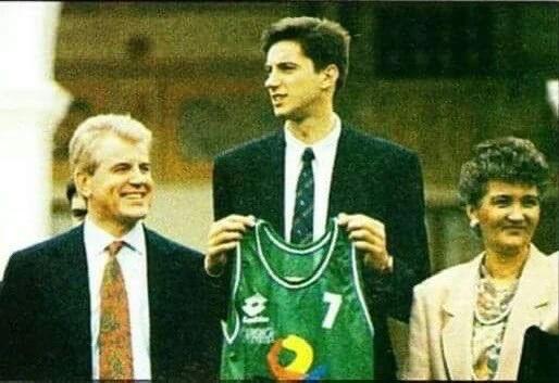 serieA_amarcord's tweet photo. Toni Kukoc, MVP of the 1990 World Championship and the 1991 EuroBasket, three-time consecutive European champion, and mega star of Jugoplastika, signed an astronomical contract with Benetton Treviso in 1991 despite the expected move to the NBA.
The contract was an incredible $4 million per season (a 6-year contract worth about $24 million).
For comparison, Michael Jordan's annual salary with the Bulls in the 1991/92 season was $3.25 million.
Via gruppo la giornata tipo