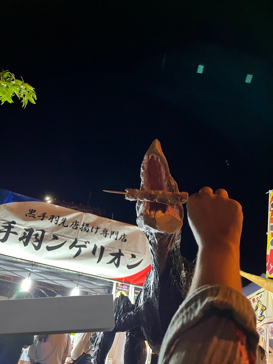kaede516's tweet photo. Qiさん夫妻とお祭り行ってきた！

花火撮影、難しいけどめっちゃ楽しめました🎇

恐竜の餌付けできて大満足💯

 #かえでふぉと
 #御船町がぁーっぱ祭り
 #手羽ンゲリオン https://t.co/fIVb7UYeFC