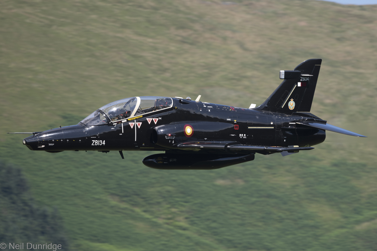 Chiv63's tweet photo. Having eluded me in #LFA17 for a very long time, it was great to finally get a few 11 Squadron Qatar Emiri Air Force (QEAF) Hawk Mk.167s in #LFA7 at the end of July. This was on a round trip from @RAFLeeming #lowlevel #lowlevelflying #MachLoop #QEAF #nikonphotography https://t.co/jvw5hggTud