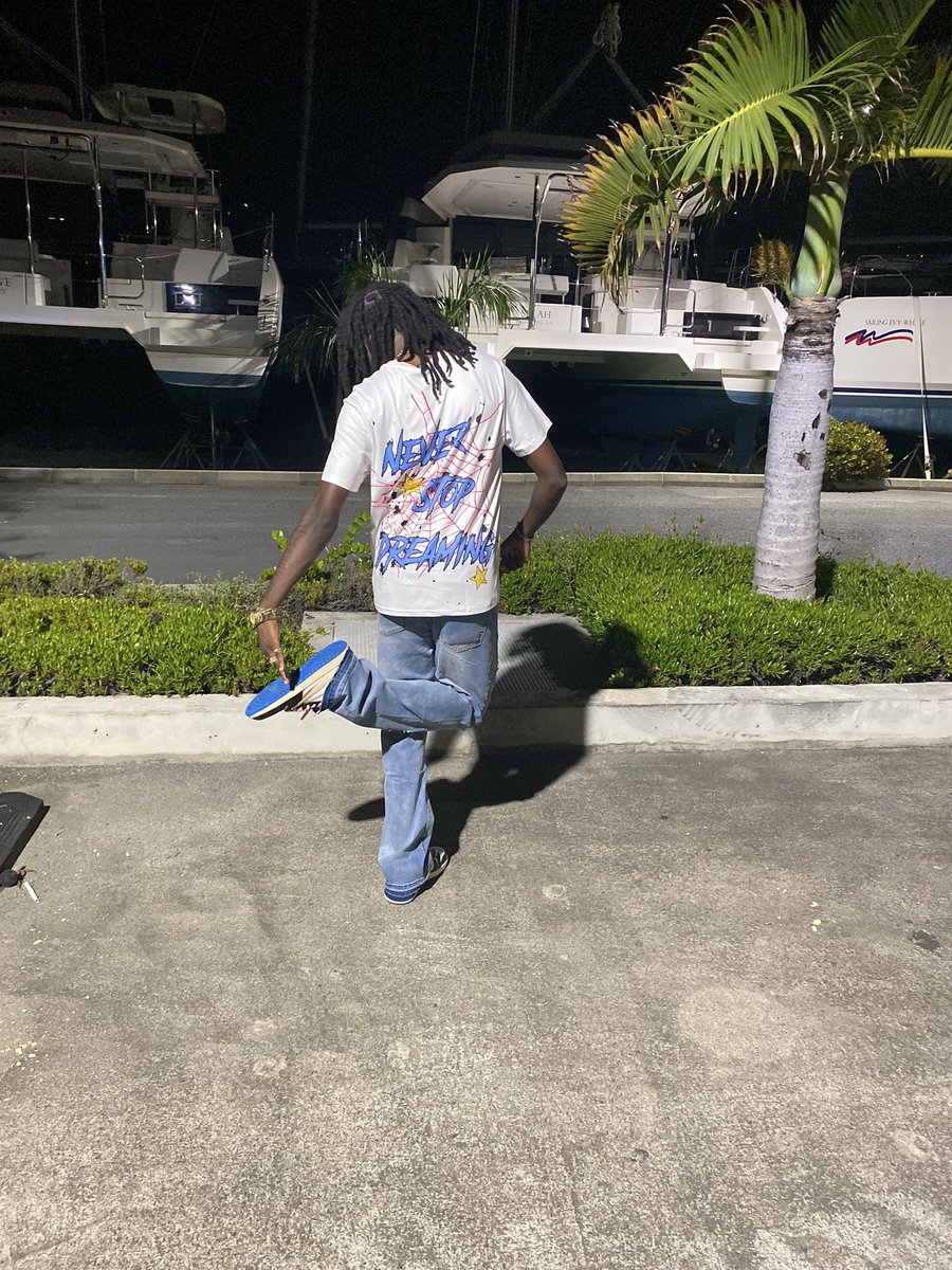 javinvw's tweet photo. Only time we fall 🍂 is when the summer end 🤟🏽

#lastlap
#getyuhlastwukonnow
#chowblixky https://t.co/EPxCFOjtln