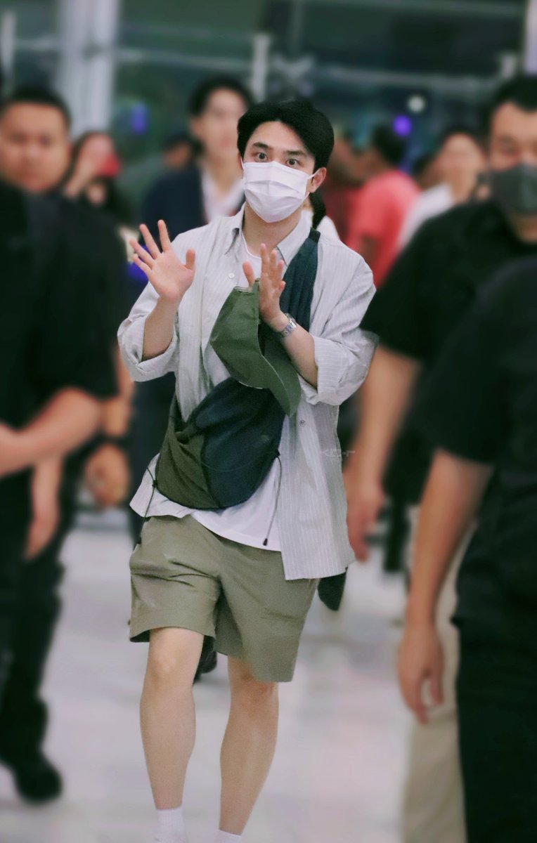 _lintylee's tweet photo. 240811 BKK 🛫  👐👐
#도경수 #DOHKYUNGSOO #都暻秀 #ドギョンス  
 #FANCONCERT_BLOOM_inBKK 
 #BLOOMinBkkD2 https://t.co/Bd5b82pTg5
